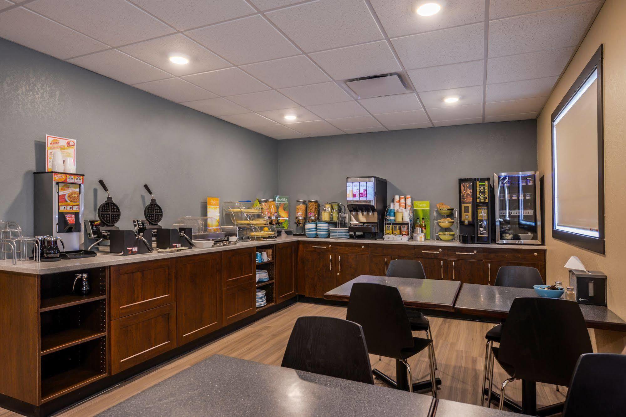 Quality Inn & Suites Kindersley Exterior photo